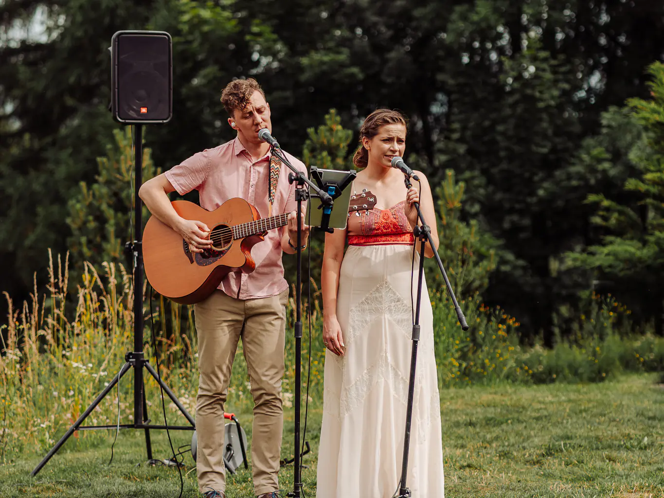 Odkryj wyjątkowy duet muzyczny tworzony przez parę małżeńską. Od ponad 10 lat dostarczają ekskluzywną muzykę na żywo.