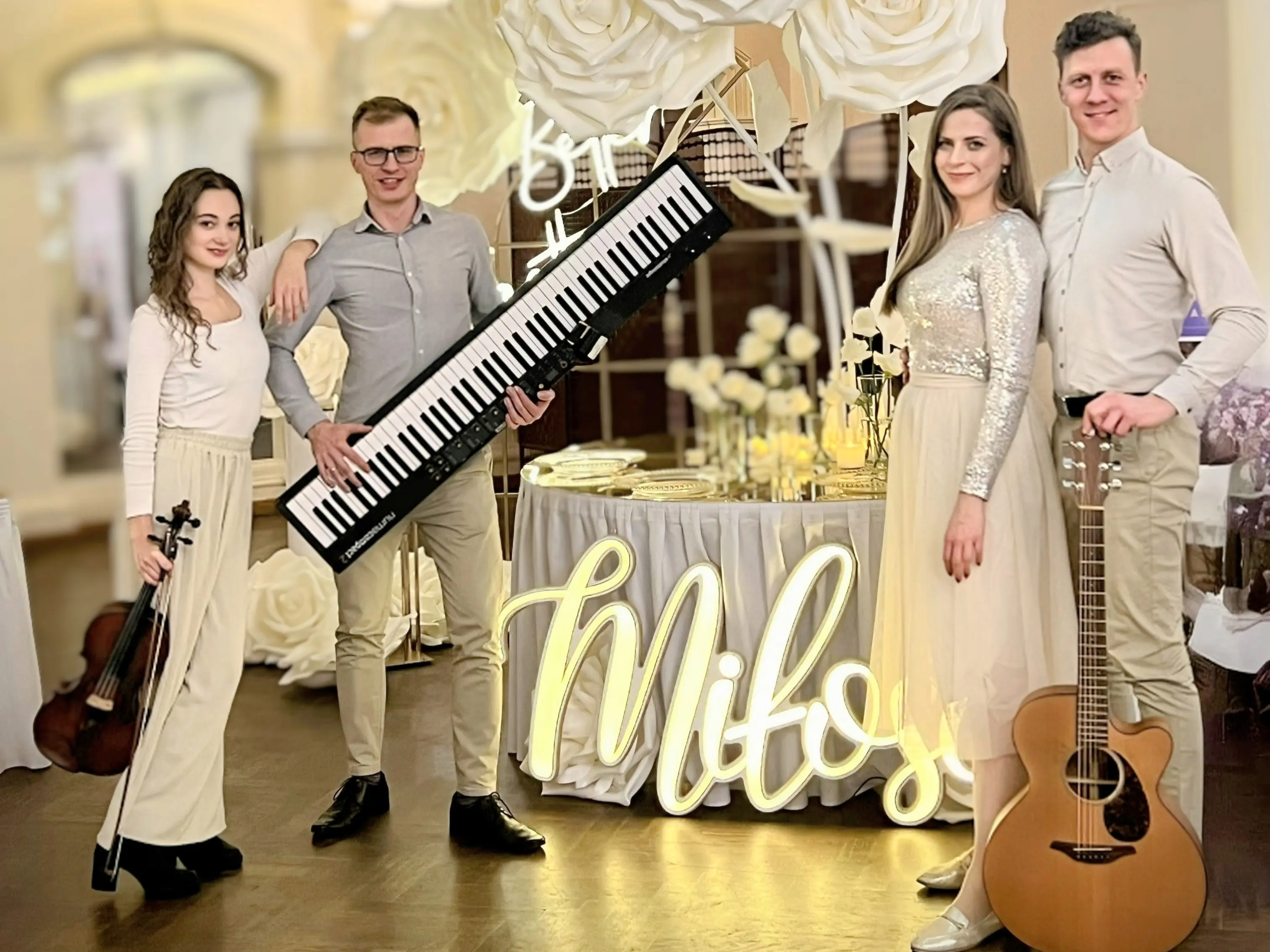 Odkryj wyjątkowy duet muzyczny tworzony przez parę małżeńską. Od ponad 10 lat dostarczają ekskluzywną muzykę na żywo.