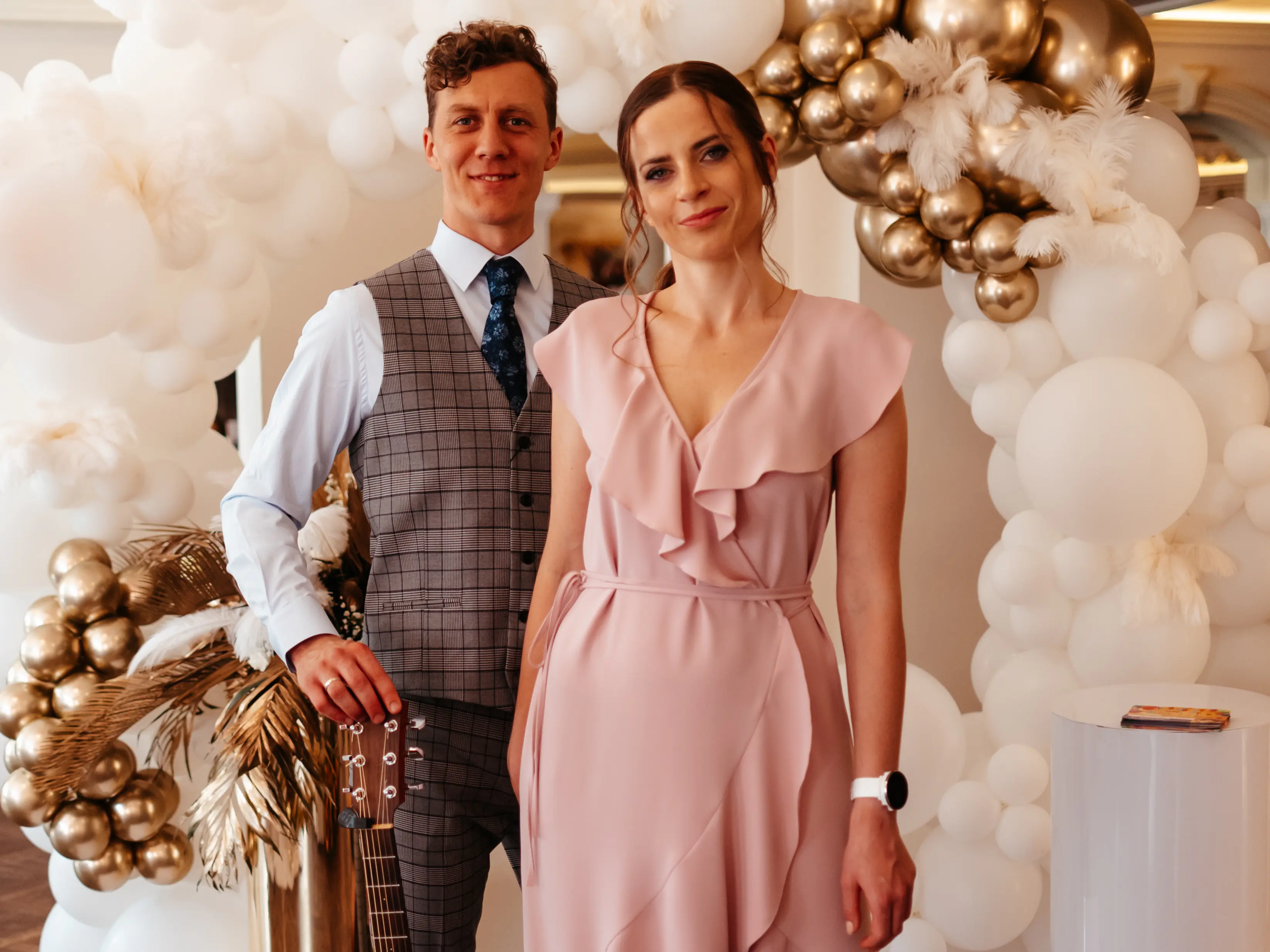 Odkryj wyjątkowy duet muzyczny tworzony przez parę małżeńską. Od ponad 10 lat dostarczają ekskluzywną muzykę na żywo.