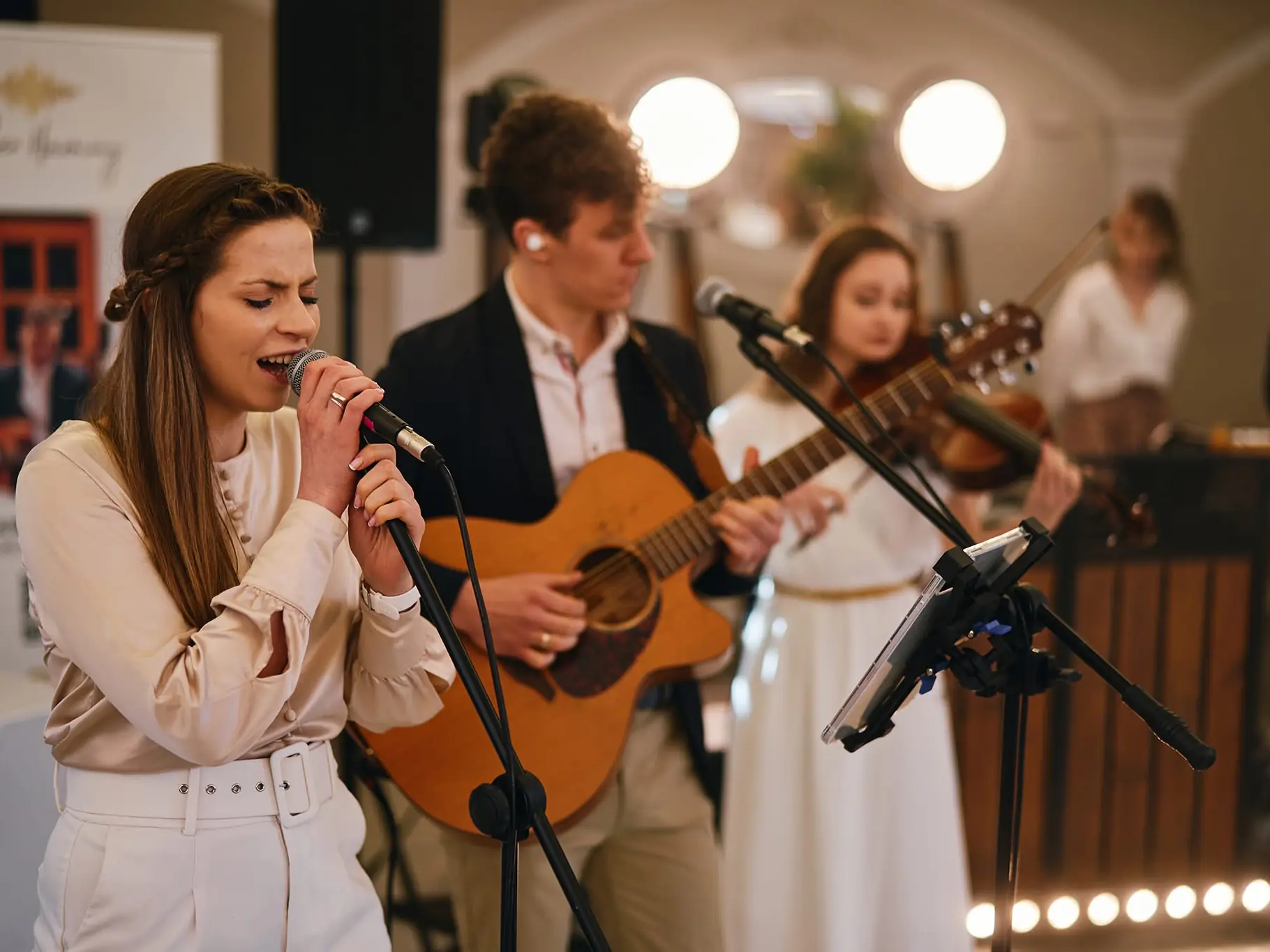 Odkryj wyjątkowy duet muzyczny tworzony przez parę małżeńską. Od ponad 10 lat dostarczają ekskluzywną muzykę na żywo.