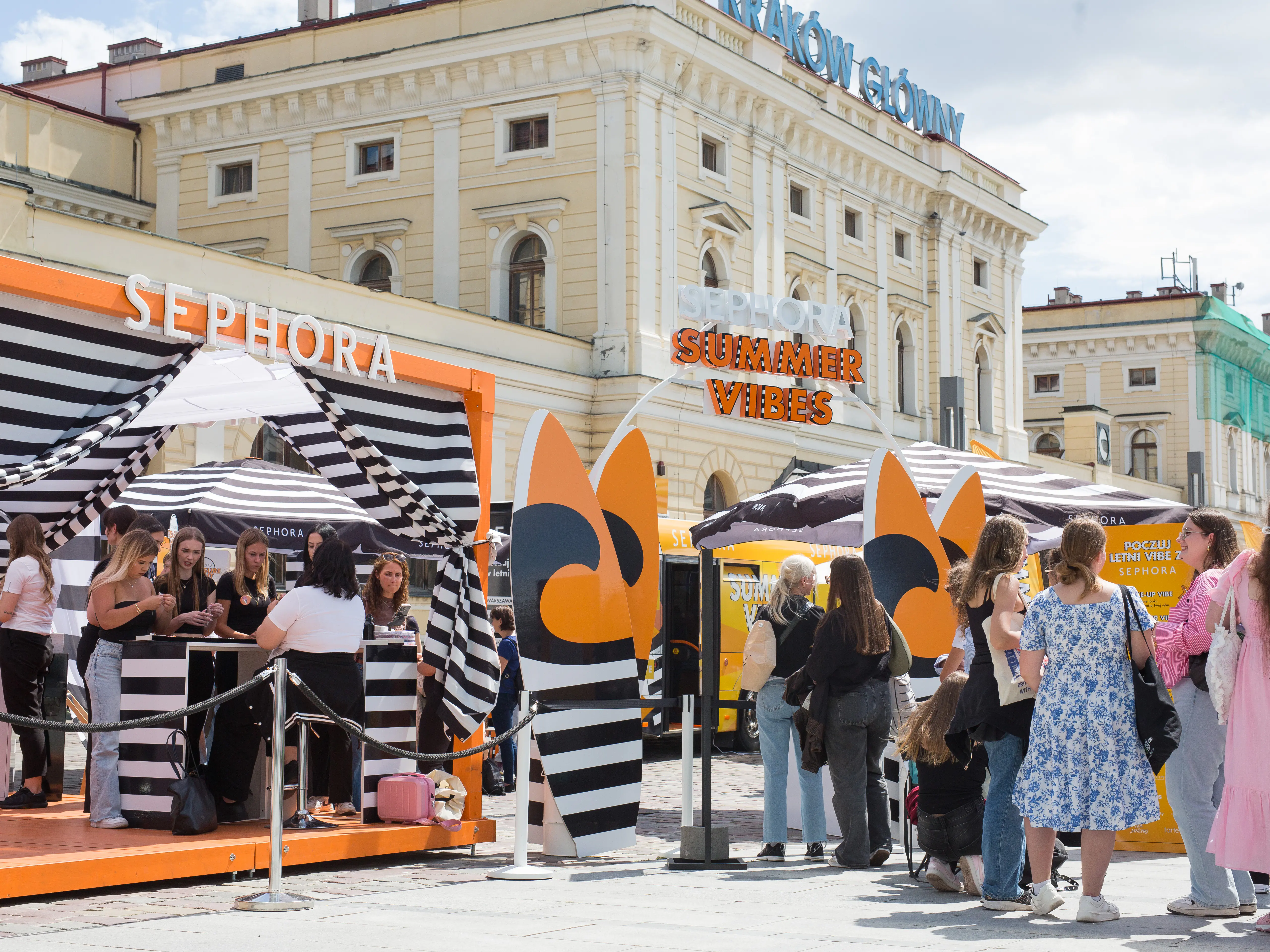 Specjalizuję się w profesjonalnej fotografii eventowej, biznesowej i ślubnej.