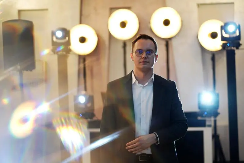 DJ na wesele z klasą – pełny parkiet, dopasowana muzyka, profesjonalne nagłośnienie i wyjątkowy klimat.