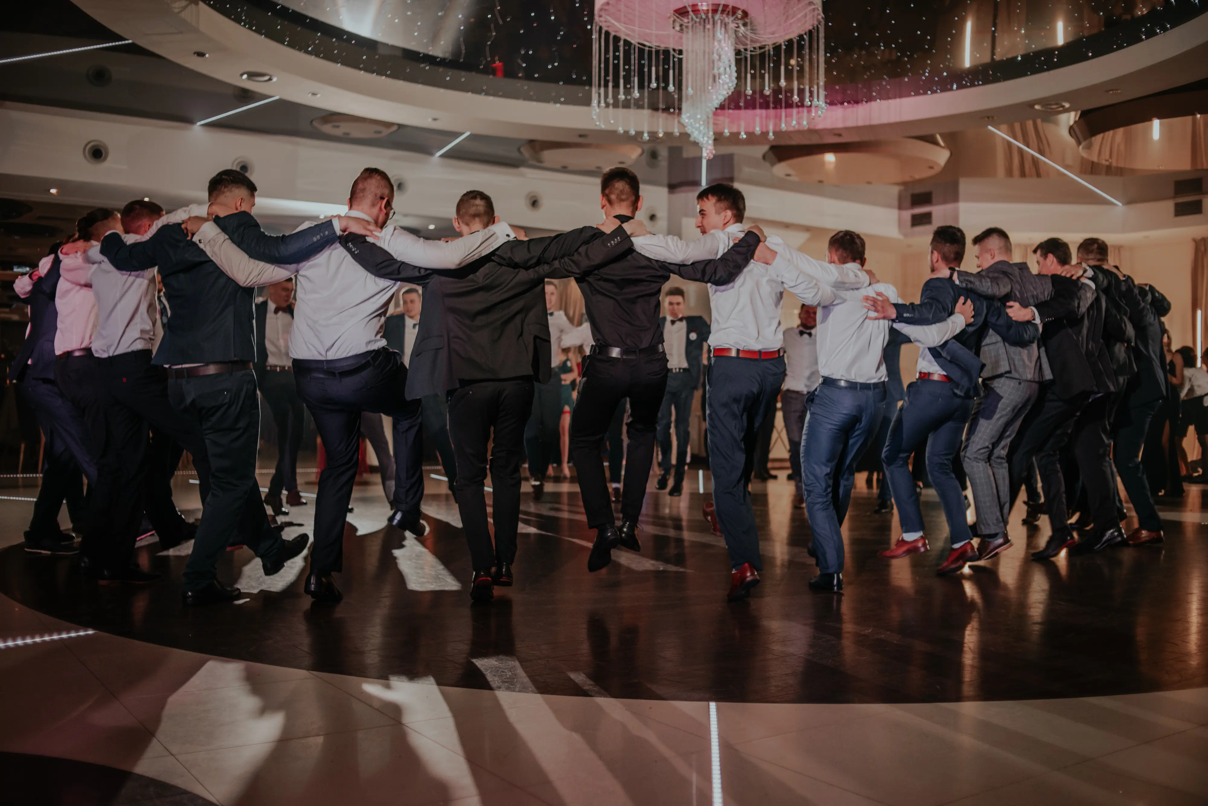 DJ na wesele z klasą – pełny parkiet, dopasowana muzyka, profesjonalne nagłośnienie i wyjątkowy klimat. - Photo 8