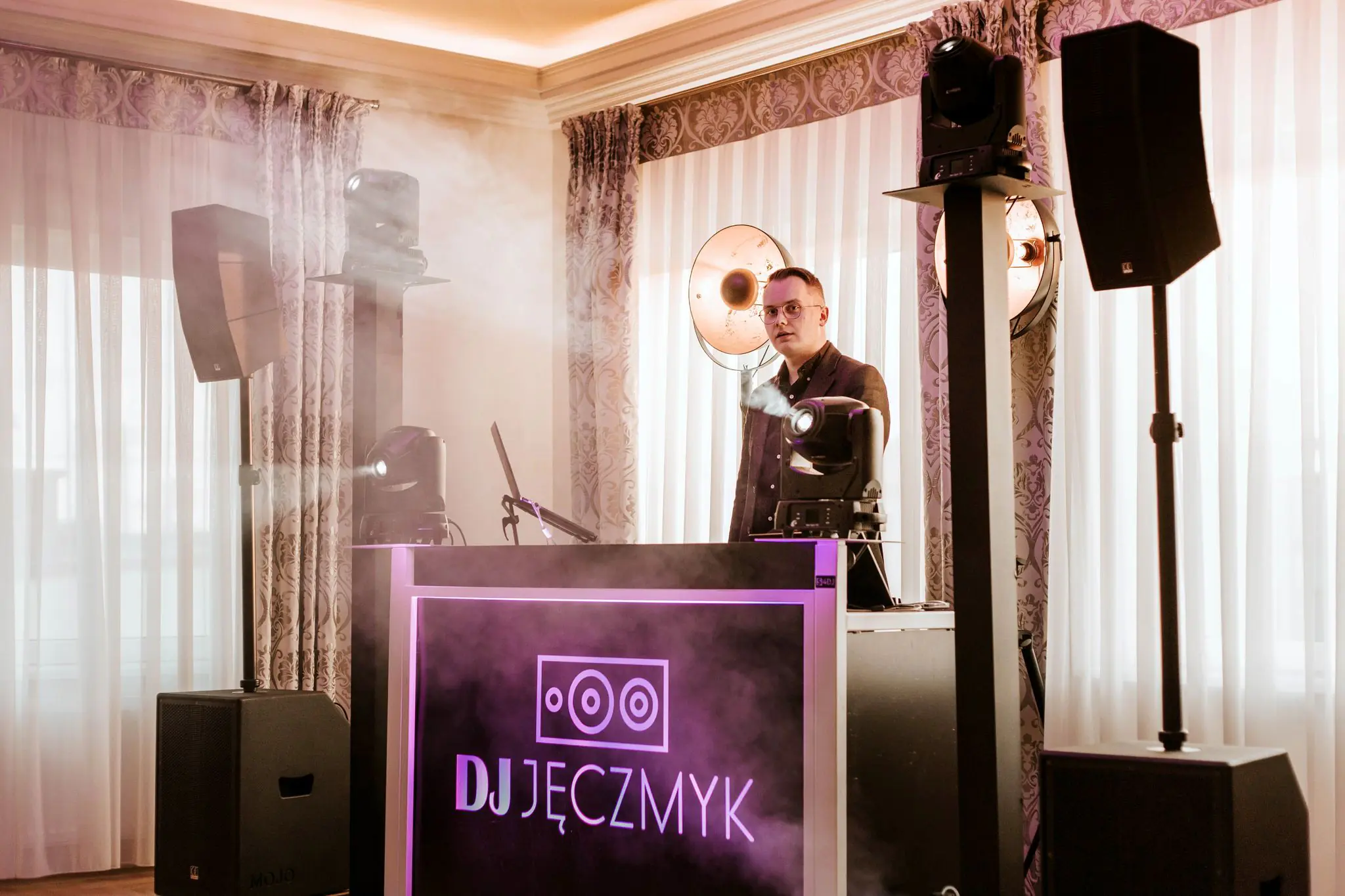 DJ na wesele z klasą – pełny parkiet, dopasowana muzyka, profesjonalne nagłośnienie i wyjątkowy klimat.
