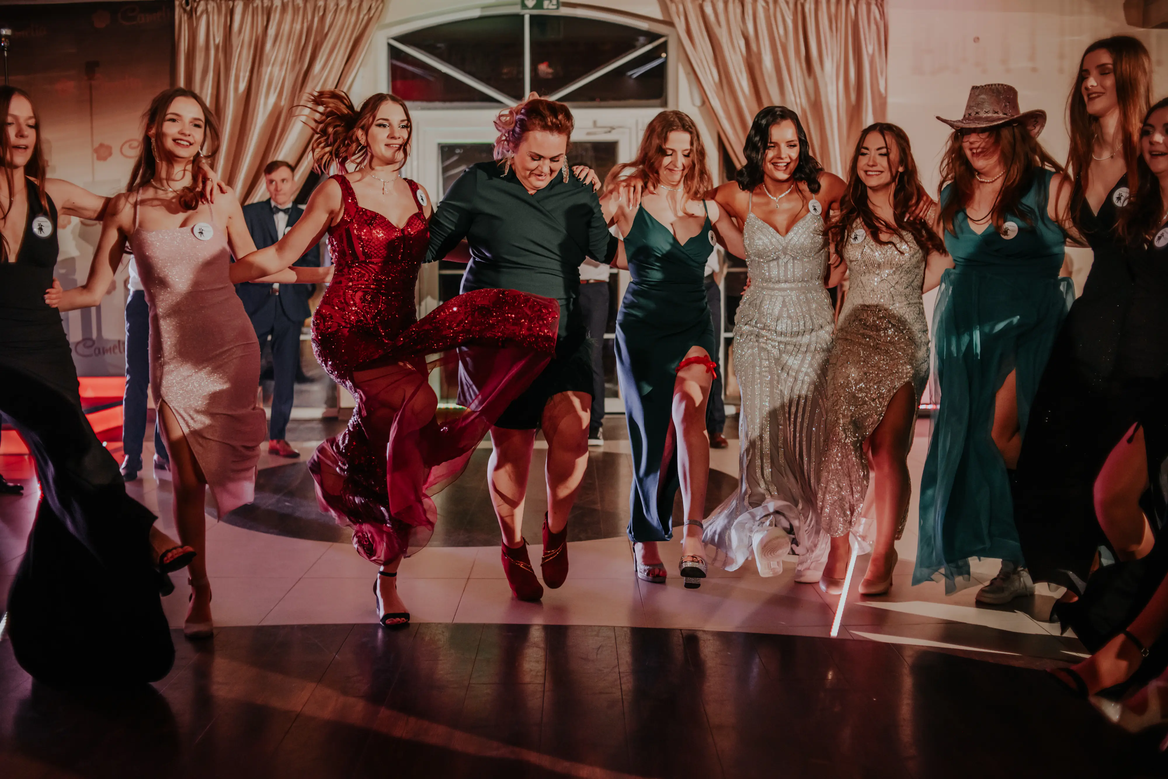 DJ na wesele z klasą – pełny parkiet, dopasowana muzyka, profesjonalne nagłośnienie i wyjątkowy klimat. - Photo 11