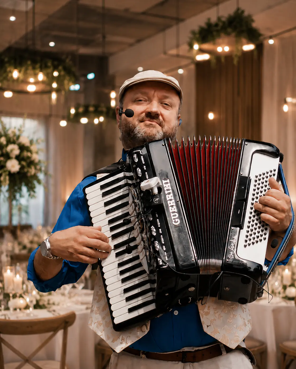 Gra na żywo na akordeonie, śpiew, wspólne biesiadowanie przy stołach oraz prowadzenie wydarzenia.