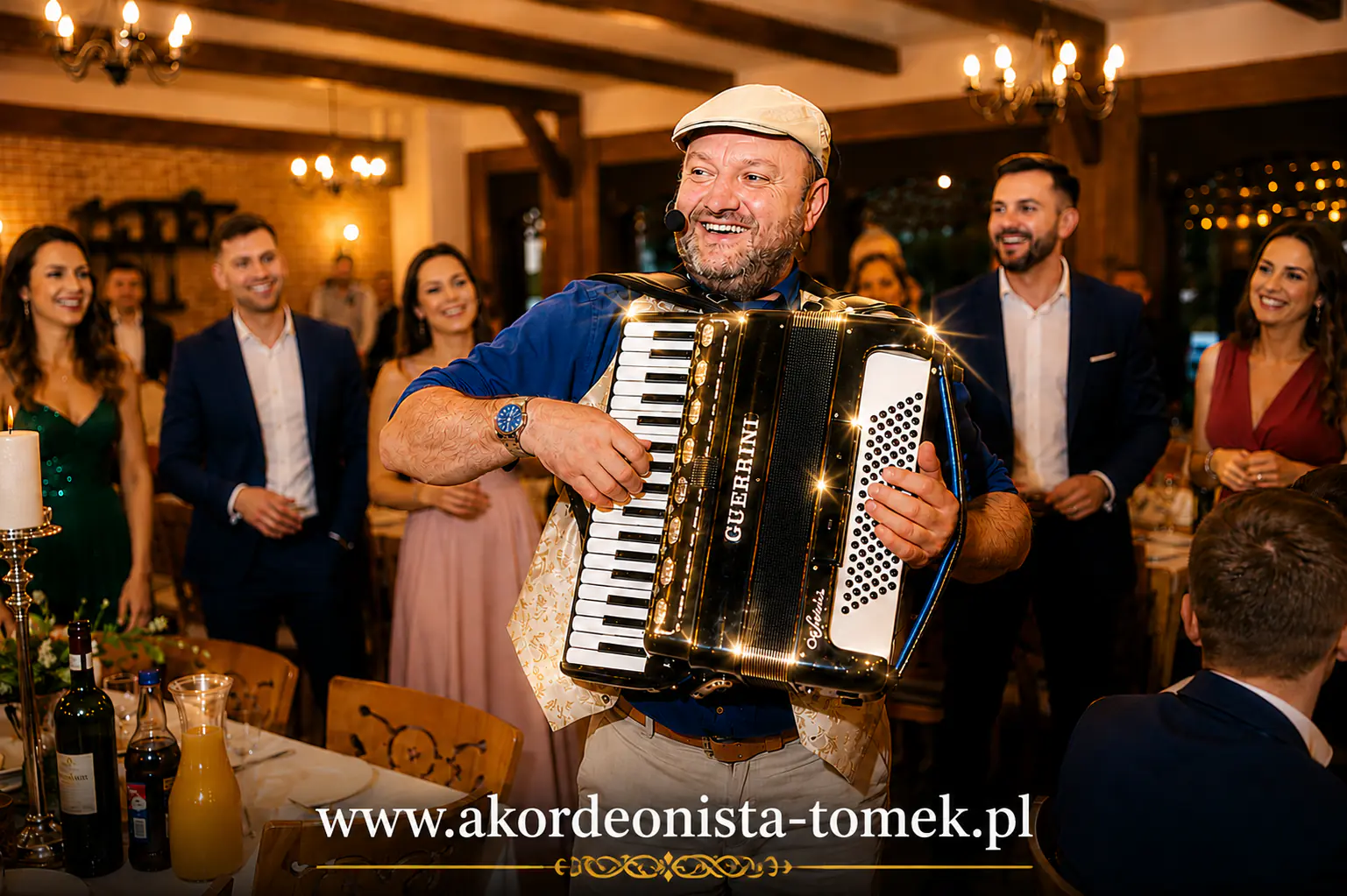 Gra na żywo na akordeonie, śpiew, wspólne biesiadowanie przy stołach oraz prowadzenie wydarzenia. - Photo 9