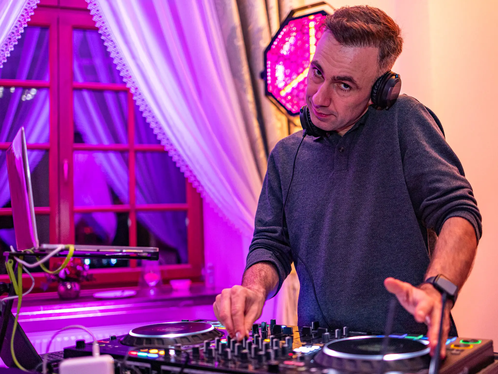 Wesele poprowadzone przez DJ