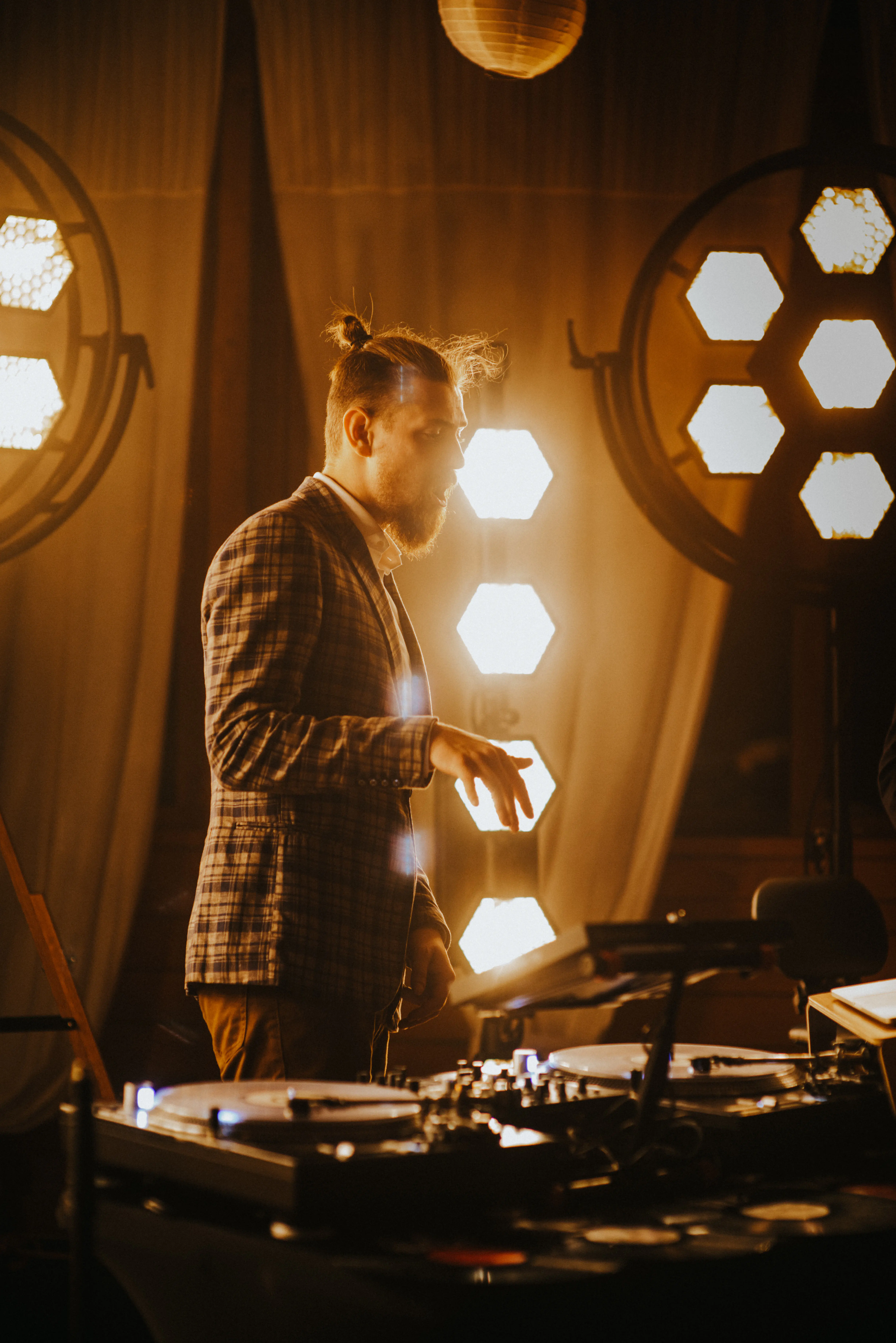 Doświadczony DJ, który naprawdę wie, jak zrobić dobrą, elegancką imprezę bez disco-polo. 