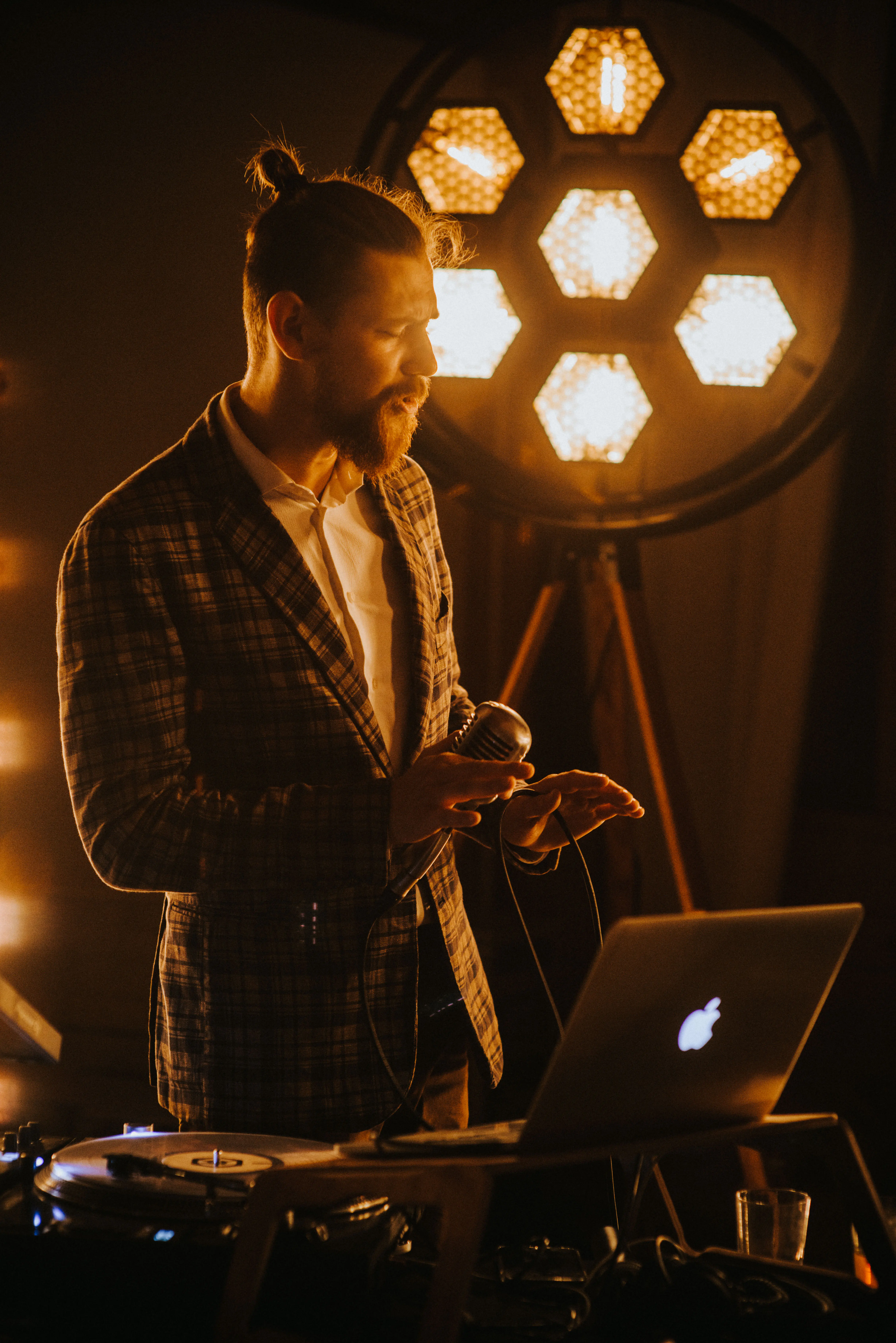 Doświadczony DJ, który naprawdę wie, jak zrobić dobrą, elegancką imprezę bez disco-polo. 