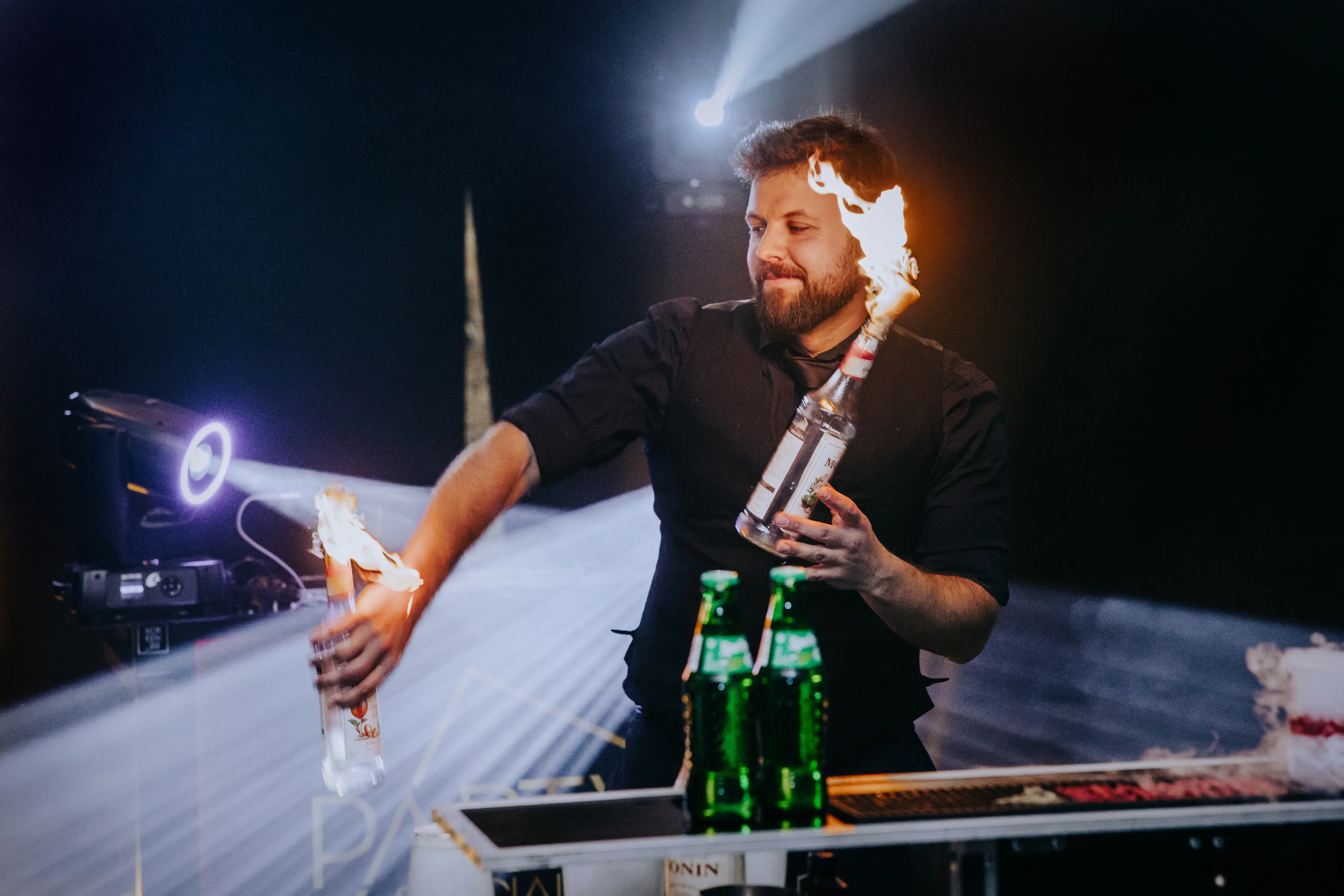 Kompleksowa oprawa DJ-ska, dodatkowo Live Act, Atrakcje, Pirotechnika i wiele więcej!