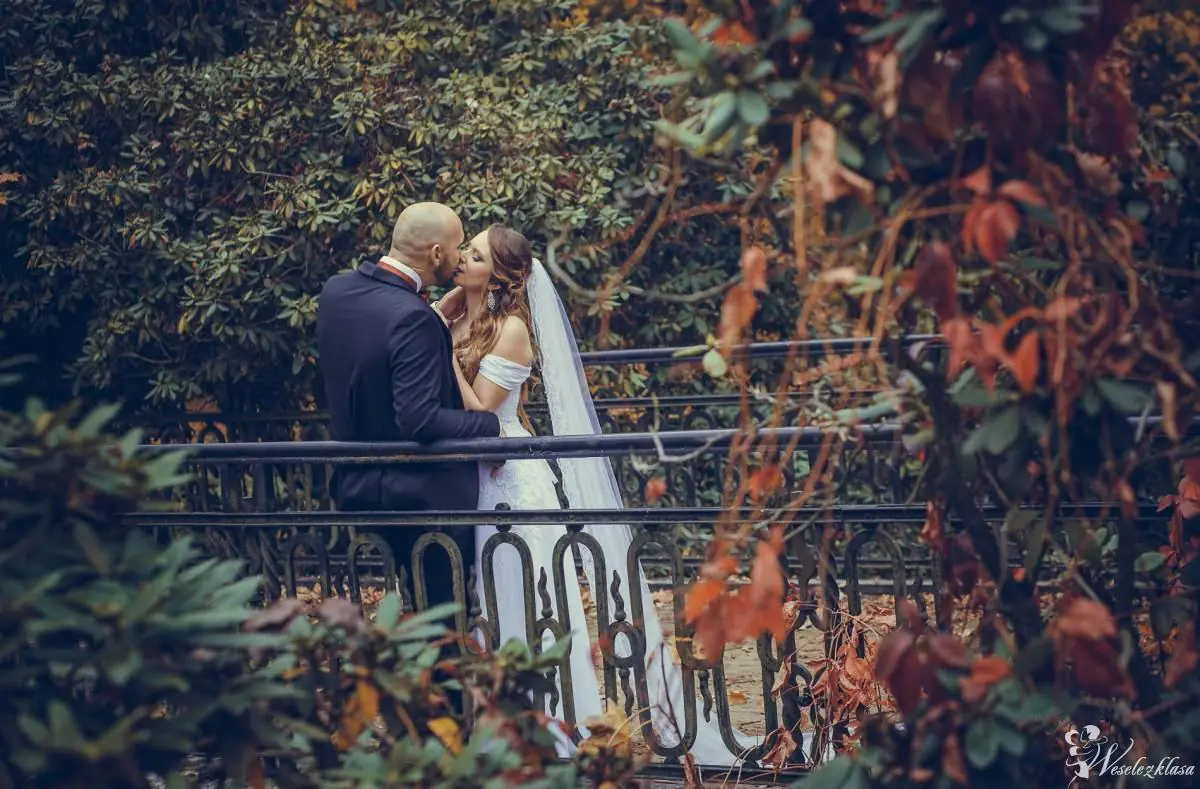 Bawię się fotografią.  Obsługuję całą Polskę! Serdecznie zapraszam Cię do mojego świata którym jest fotografia, z pasją 