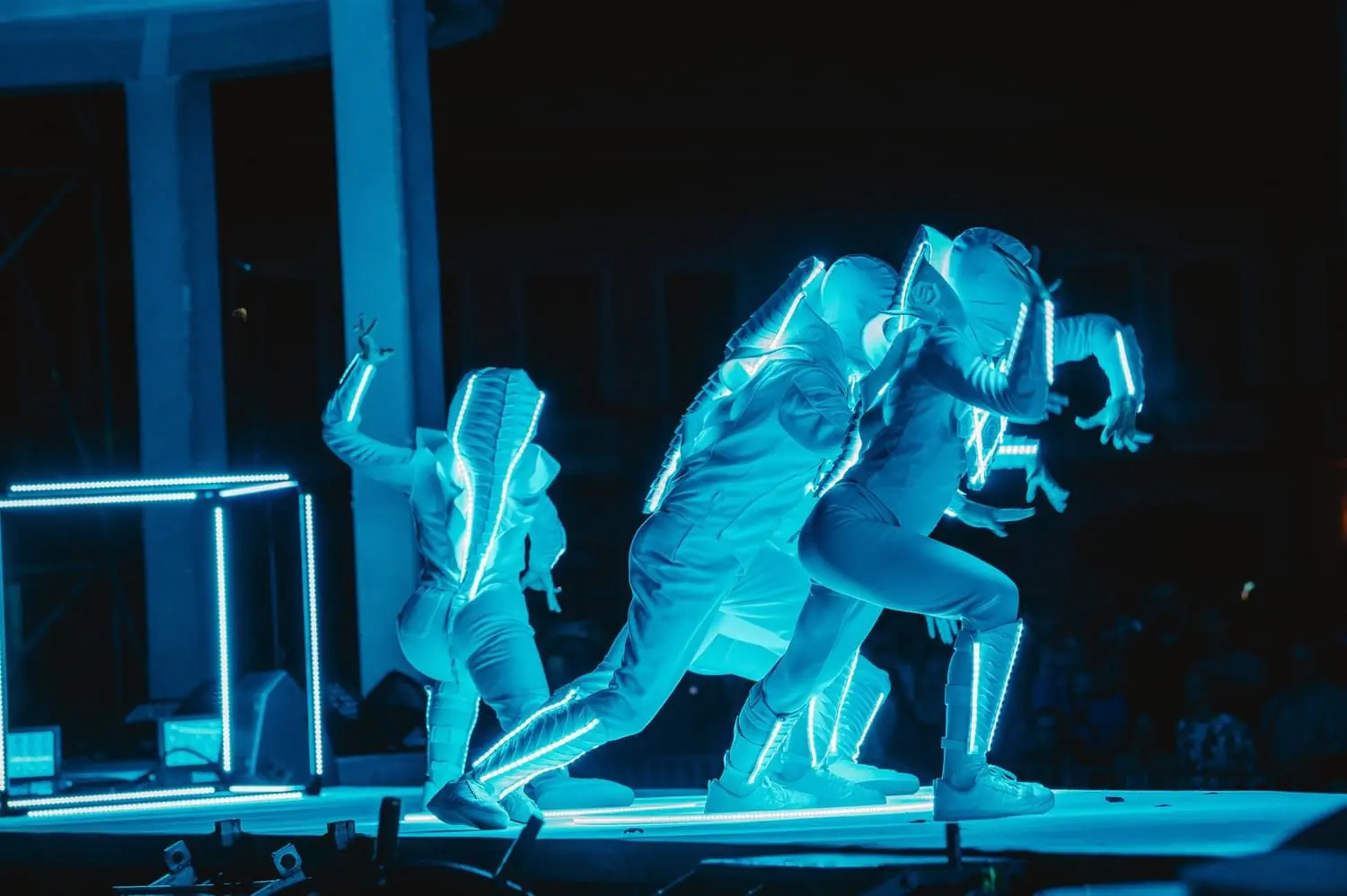 Enjoy an unforgettable journey through time with the spectacular Lightshow performance. - Photo 20