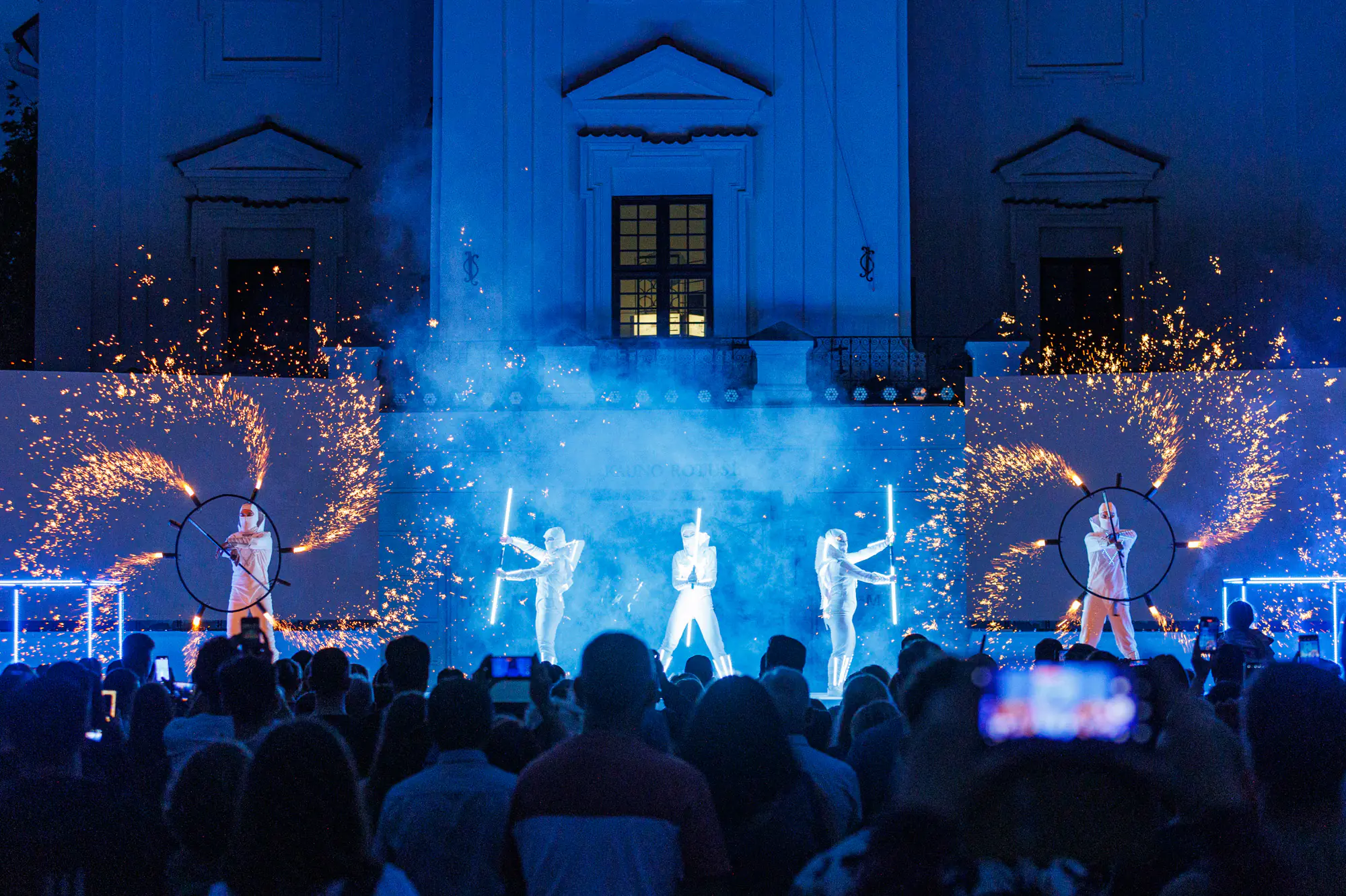 Enjoy an unforgettable journey through time with the spectacular Lightshow performance. - Photo 18