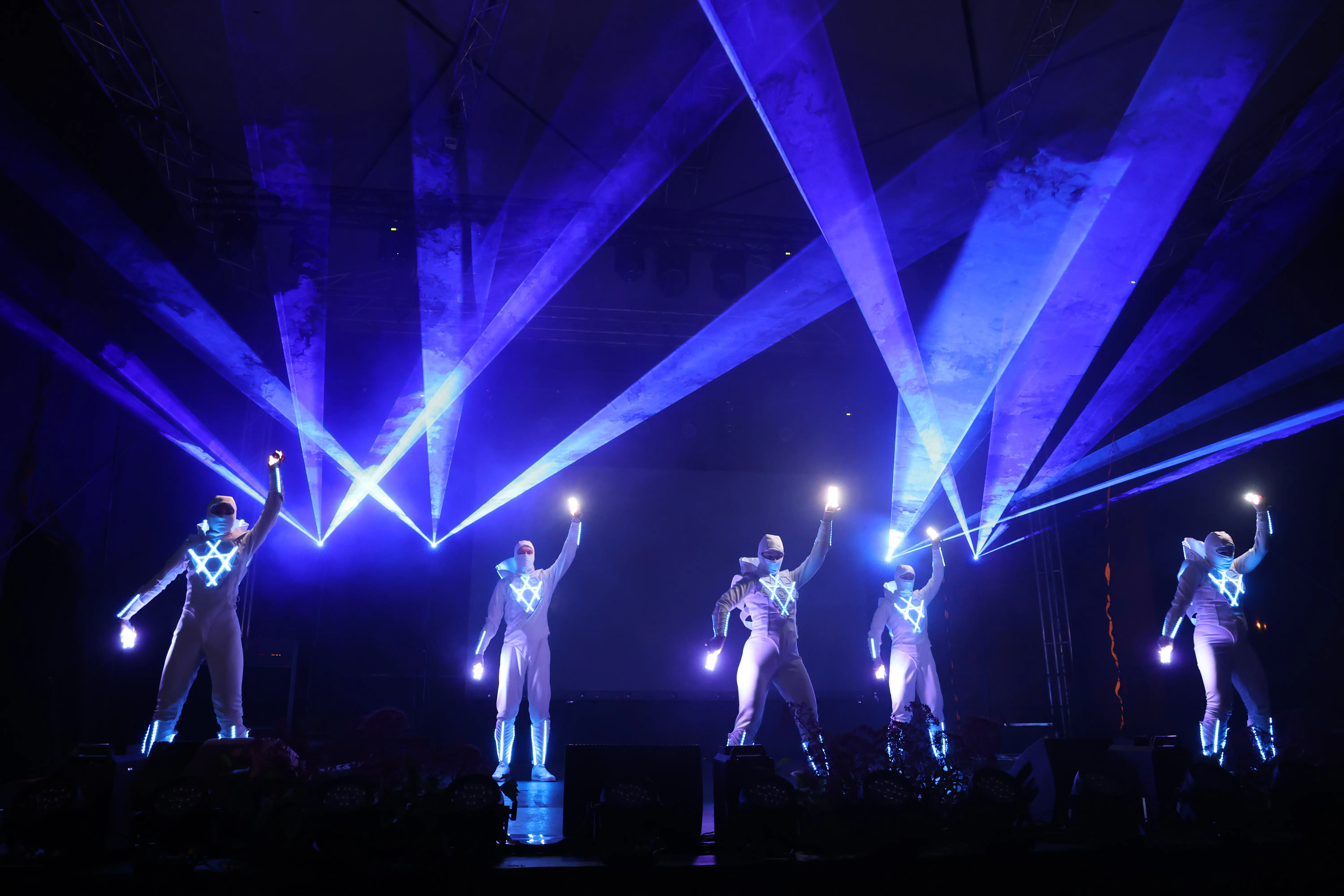 Enjoy an unforgettable journey through time with the spectacular Lightshow performance. - Photo 12