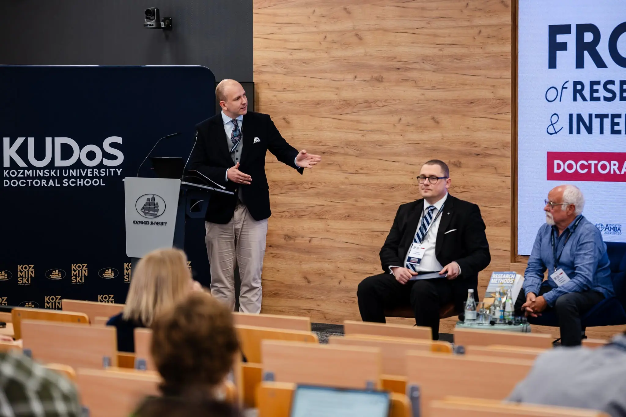 Reportaż z konferencji, gali i eventów firmowych. Zdjęcia gotowe do promocji i mediów społecznościowych.