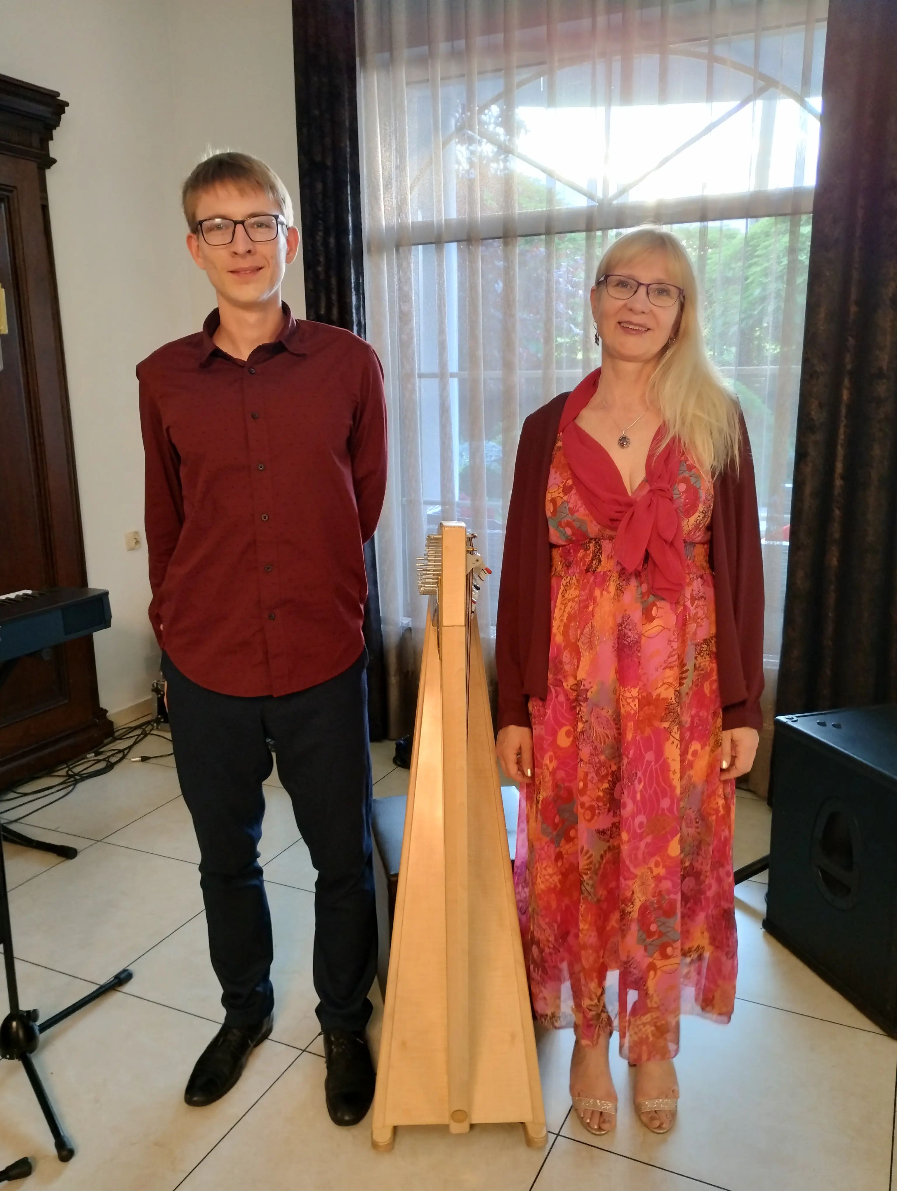 Solo harfa lub z wokalem, duet z beatbox oraz innymi instrumentami.  koncert czysto muzyczny lub z opowieścią