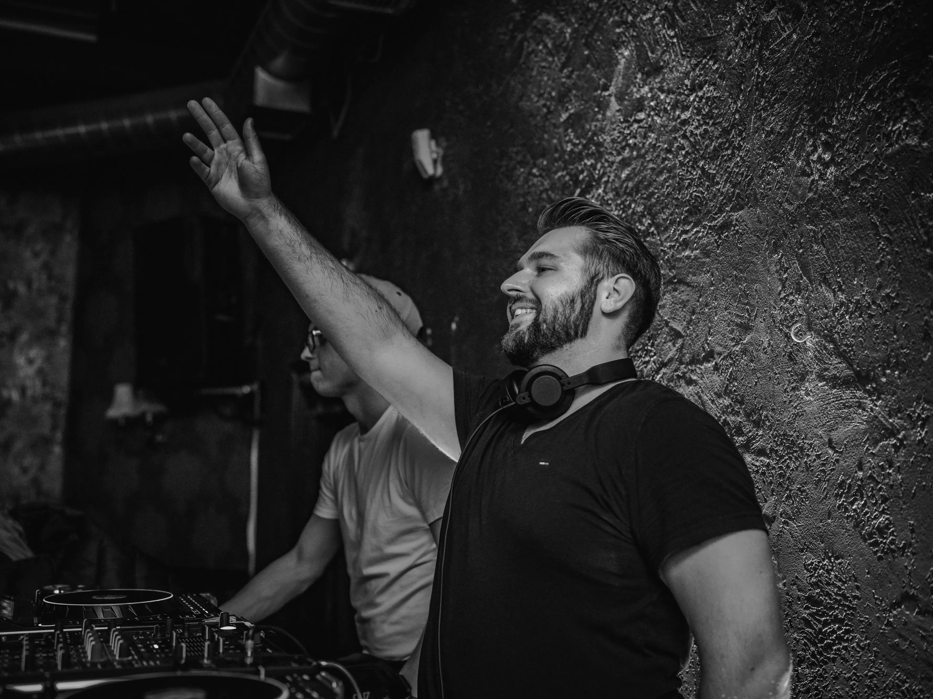 DJ K-ROLL | Klubowa energia i elegancja na Waszym weselu
