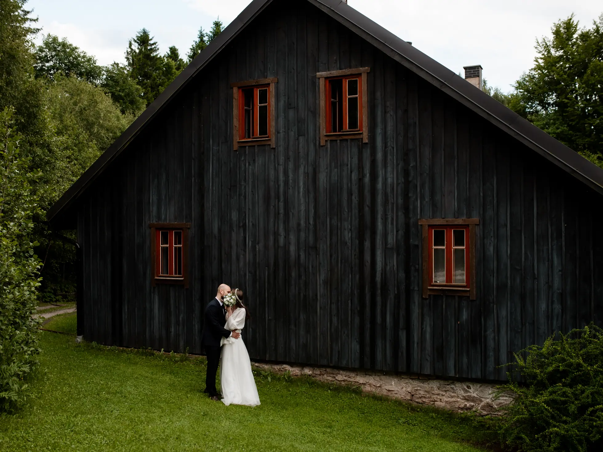 Jestem fotografem ślubnym z Wrocławia. Fotografuję głównie na całym Dolnym Śląsku, ale chętnie też dojadę dalej. 