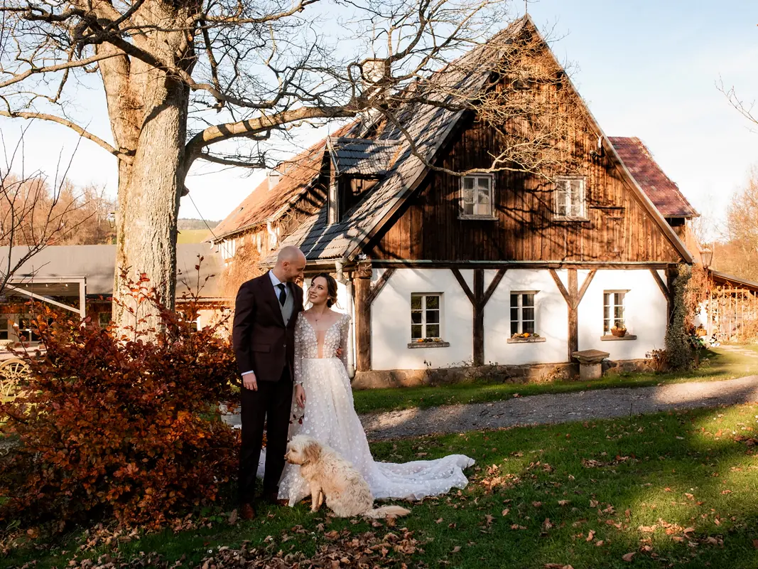 Jestem fotografem ślubnym z Wrocławia. Fotografuję głównie na całym Dolnym Śląsku, ale chętnie też dojadę dalej. 
