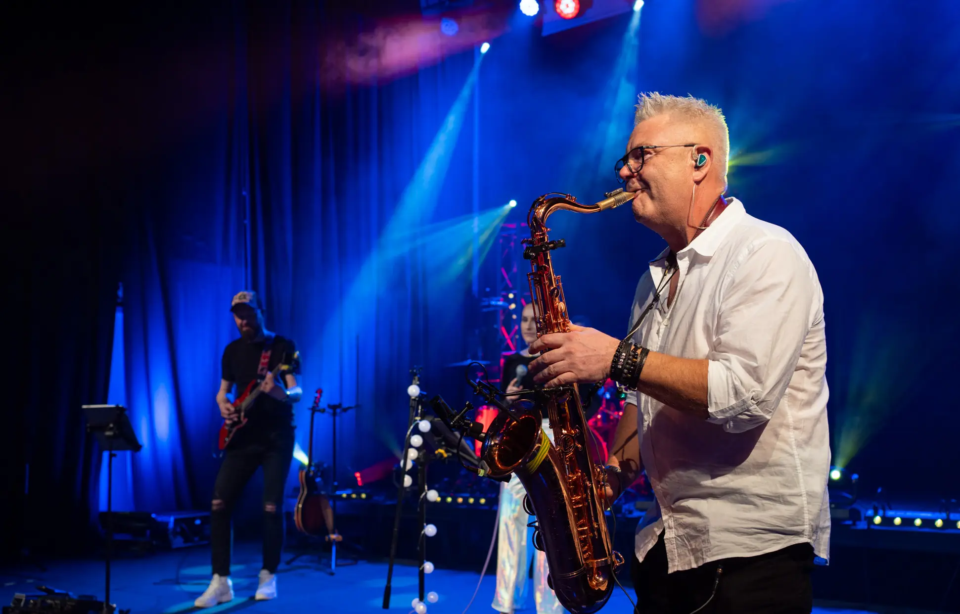 ENDEES Cover Band to zespół z dużym doświadczeniem event' owym. Duży skład, 2 wokalistki, sekcja dęta, muzyka na żywo!