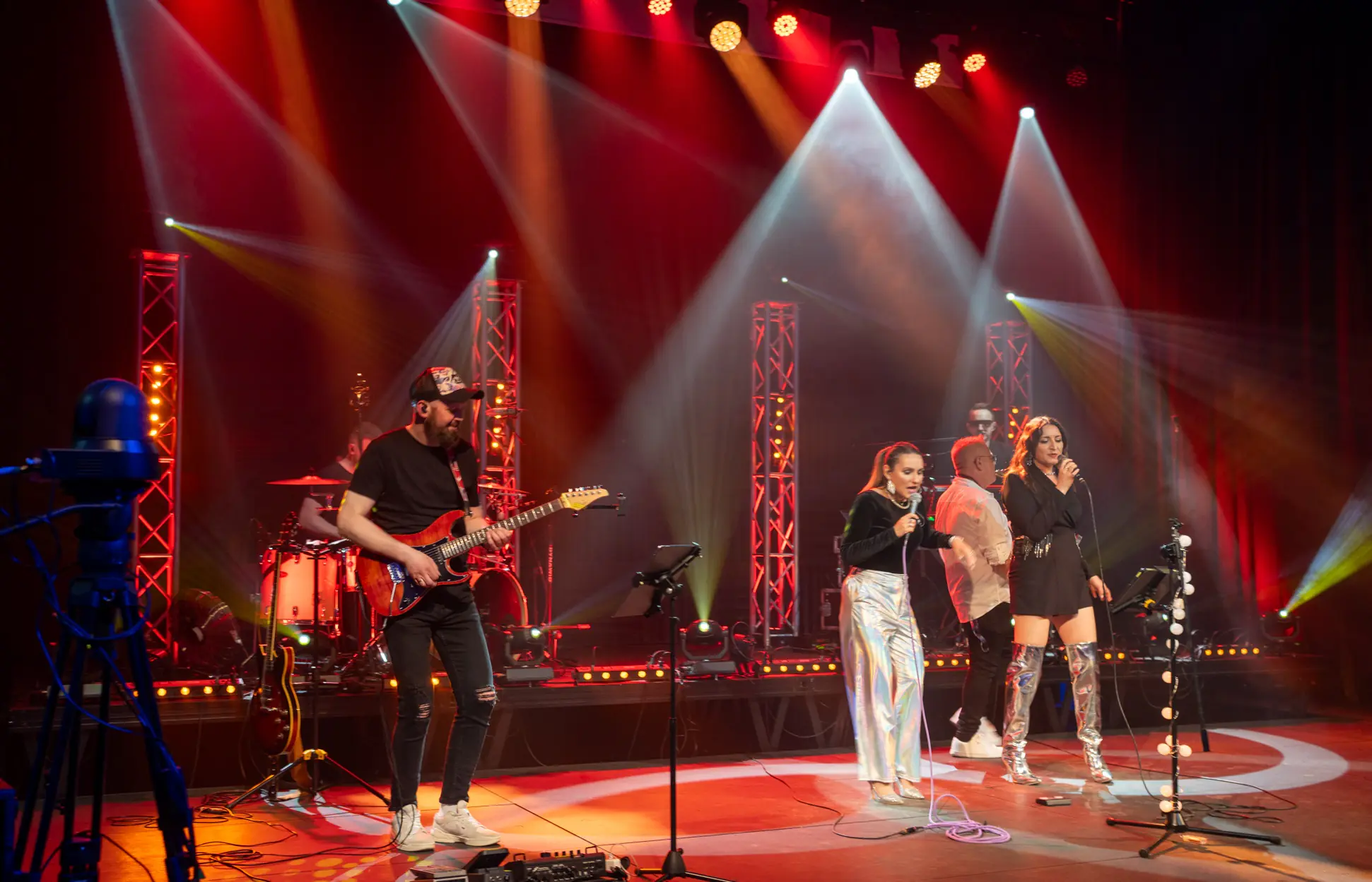 ENDEES Cover Band to zespół z dużym doświadczeniem event' owym. Duży skład, 2 wokalistki, sekcja dęta, muzyka na żywo! - Photo 6