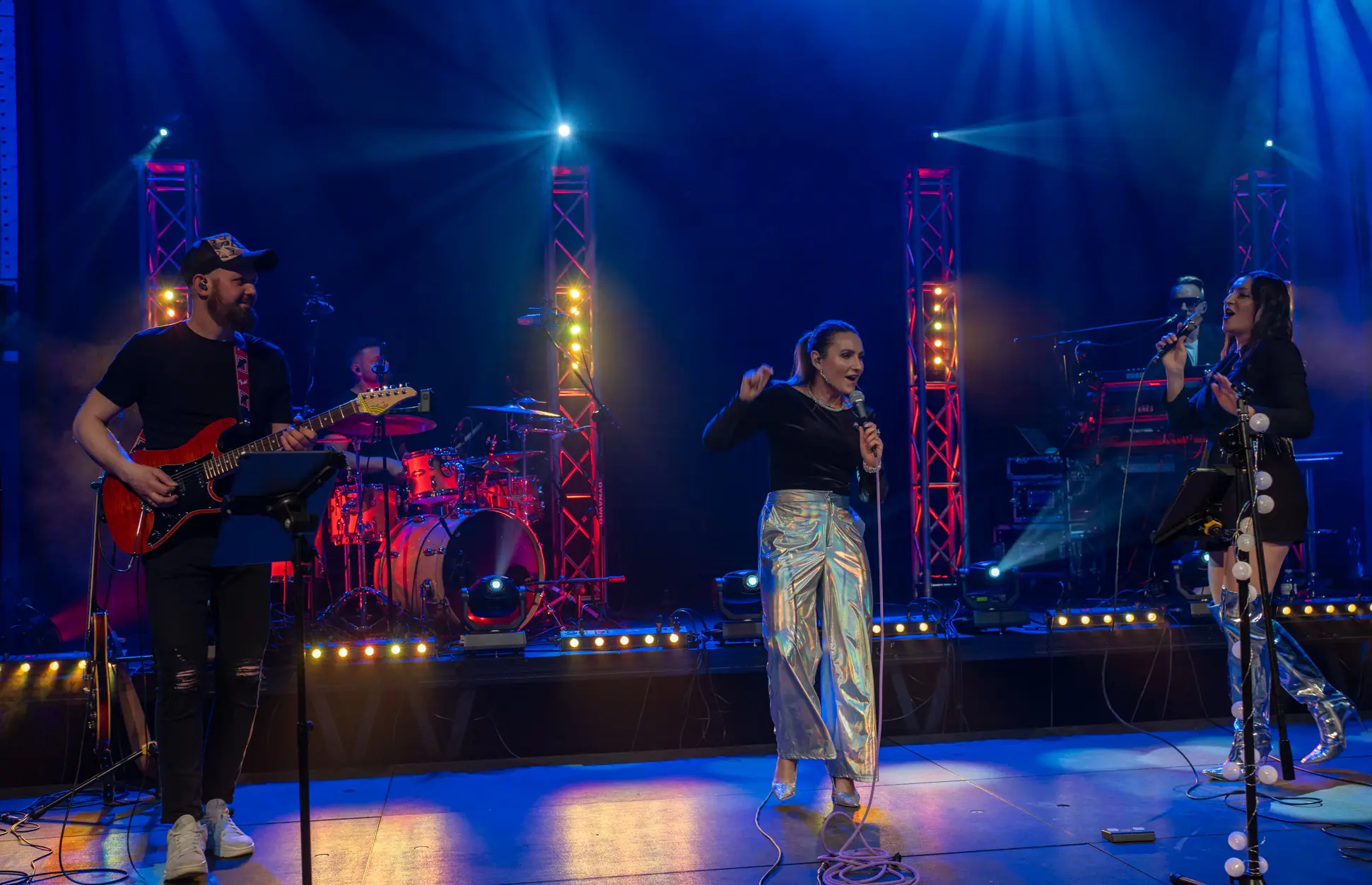 ENDEES Cover Band to zespół z dużym doświadczeniem event' owym. Duży skład, 2 wokalistki, sekcja dęta, muzyka na żywo! - Photo 14