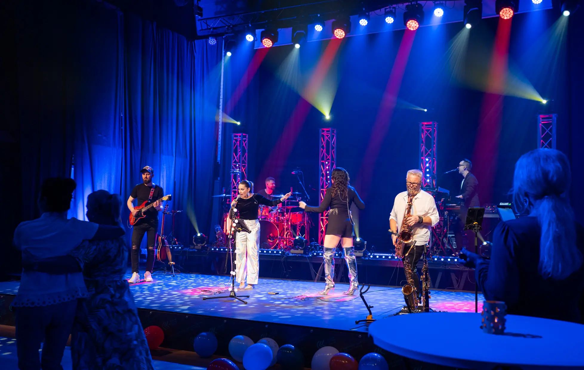ENDEES Cover Band to zespół z dużym doświadczeniem event' owym. Duży skład, 2 wokalistki, sekcja dęta, muzyka na żywo! - Photo 13