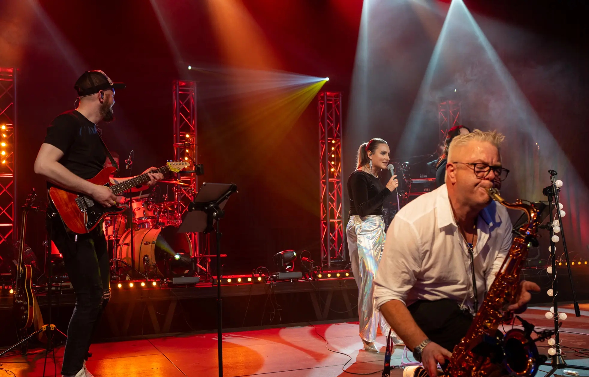ENDEES Cover Band to zespół z dużym doświadczeniem event' owym. Duży skład, 2 wokalistki, sekcja dęta, muzyka na żywo! - Photo 12